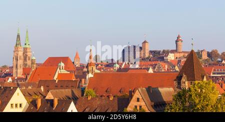 Deutschland, Bayern, Nürnberg, Altstadt, Stadtbild mit Sebaldus-Kirche und Nürnberger Burg und Depor-Gefängnisrecht Stockfoto