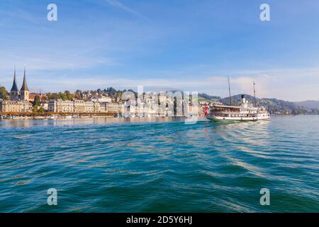 Schweiz, Luzern, Raddampfer auf dem Vierwaldstättersee fahren Stockfoto