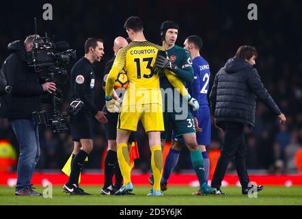 Chelsea Torwart Thibaut Courtois (links) und Arsenal Torwart Petr Cech Nach der letzten Pfeife die Hände schütteln Stockfoto