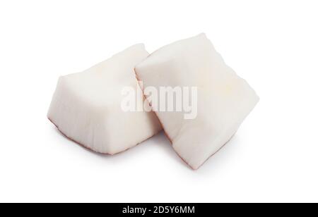 Studioaufnahme von kleinen Kokosnussstücken, gegen die es geschnitten wurde Ein weißer Hintergrund - John Gollop Stockfoto