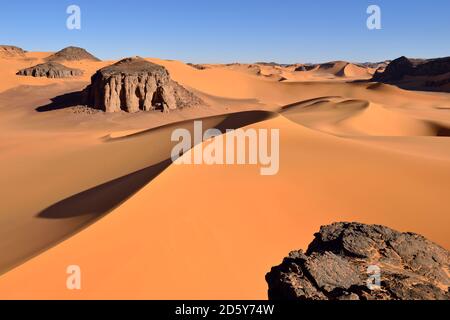 Afrika, Algerien, Tassili n' Ajjer, Tadrart, Sahara, Tassili n' Ajjer Nationalpark, Blick auf die Sanddünen und Felsen von Moul Naga Stockfoto