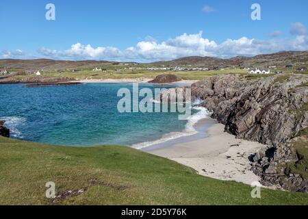 Clachtoll Beach, ein immer beliebter werdendes Reiseziel an der North Coast 500 Tourist Route, Clachtoll, Assynt, NW Highlands, Schottland, Großbritannien Stockfoto