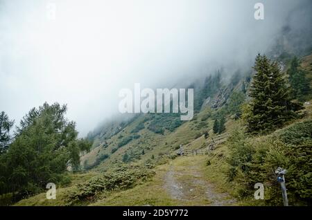 Österreich, Osttirol, Nationalpark Hohe Tauern, Berge im Nebel Stockfoto