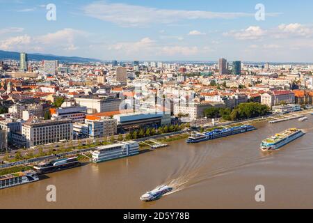 Slowakei, Bratislava, Stadtbild mit Fluss Kreuzfahrt Schiff auf der Donau Stockfoto