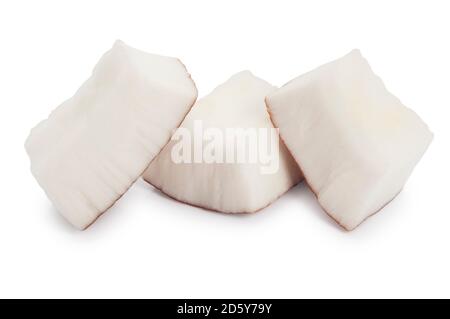 Studioaufnahme von kleinen Kokosnussstücken, gegen die es geschnitten wurde Ein weißer Hintergrund - John Gollop Stockfoto