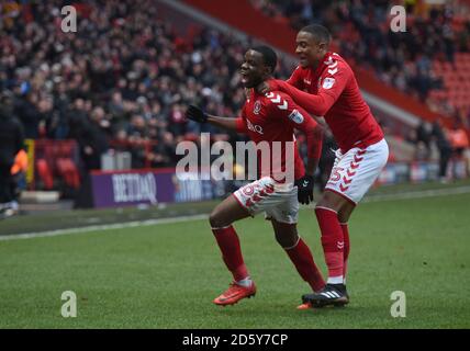 Charlton Athletic's Stephy Mavididi feiert Scoring ihr erstes Tor mit Teamkollege Ezri Konsa Ngoyo Stockfoto