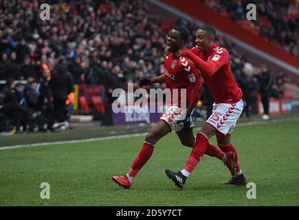 Charlton Athletic's Stephy Mavididi feiert Scoring ihr erstes Tor mit Teamkollege Ezri Konsa Ngoyo Stockfoto