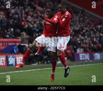 Charlton Athletic's Stephy Mavididi feiert Scoring ihr erstes Tor mit Teamkollege Ezri Konsa Ngoyo Stockfoto