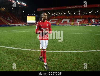 Ezri Konsa Ngoyo von Charlton Athletic applaudiert die Fans voll Zeit Stockfoto