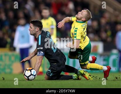 Chelsea's Gary Cahill (links) und Norwich City's Alex Pritchard (rechts) Kampf um den Ball Stockfoto