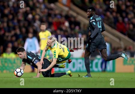 Chelsea's Tiemoue Bakayoko (rechts) sieht als Alex von Norwich City aus Pritchard (Mitte) und Chelsea's Gary Cahill (links) kämpfen um die Ball Stockfoto