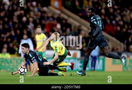 Chelsea's Tiemoue Bakayoko (rechts) sieht als Alex von Norwich City aus Pritchard (Mitte) und Chelsea's Gary Cahill (links) kämpfen um die Ball Stockfoto