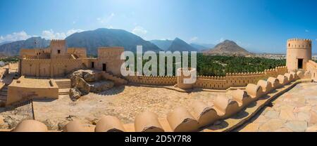 Oman, Al Batinah Region, Al Hajar Mountains, Nakhal, Panoramablick, Fort Nakhal, Oasis Nakhal und Jebel Nakhl Massiv Stockfoto