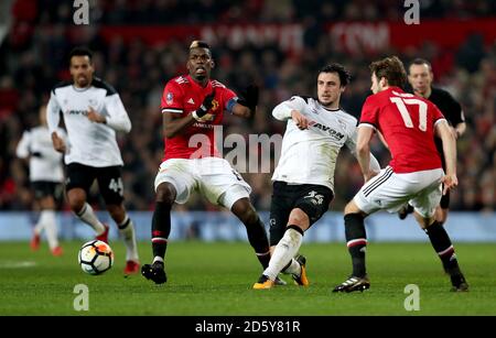 Derby County's George Thorne (Mitte) kämpft um den Ball mit Daley Blind von Manchester United (rechts) und Paul Pogba von Manchester United (Links) Stockfoto