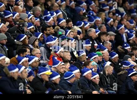 Leicester City Anhänger tragen weihnachtsmützen in den Ständen während Das Spiel Stockfoto