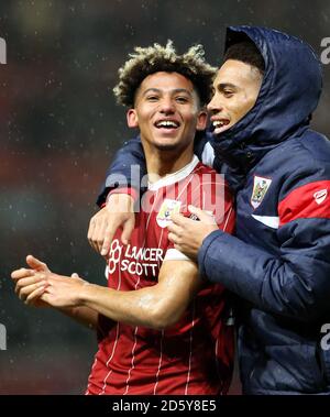 Lloyd Kelly und Zak Vyner (rechts) von Bristol City feiern danach Die letzte Pfeife Stockfoto