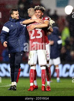 Lloyd Kelly und Zak Vyner (rechts) von Bristol City feiern danach Die letzte Pfeife Stockfoto