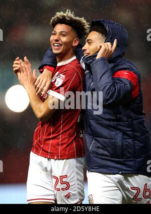 Lloyd Kelly und Zak Vyner (rechts) von Bristol City feiern danach Die letzte Pfeife Stockfoto