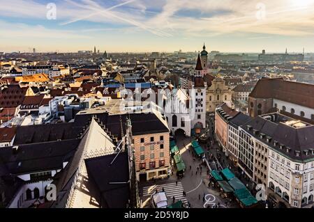 Deutschland, München, Blick auf den Viktualienmarkt, altes Rathaus und Heilige Geist Kirche von oben Stockfoto