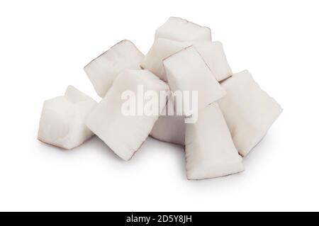 Studioaufnahme von kleinen Kokosnussstücken, gegen die es geschnitten wurde Ein weißer Hintergrund - John Gollop Stockfoto