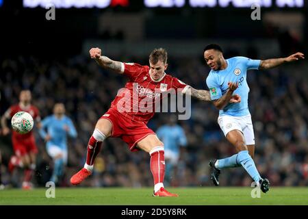 Aden Flint (links) von Bristol City und Raheem Sterling von Manchester City Kampf um den Ball Stockfoto