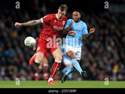 Aden Flint (links) von Bristol City und Raheem Sterling von Manchester City Kampf um den Ball Stockfoto