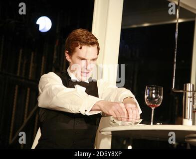 Benedict Cumberbatch (Eisenring) in DEN BRANDSTIFTERN von Max frisch im Jerwood Theatre downstairs, Royal Court Theatre, London SW1 06/11/2007 in einer neuen Übersetzung von Alistair Beaton Design: Anthony ward Regie: Ramin Gray Stockfoto