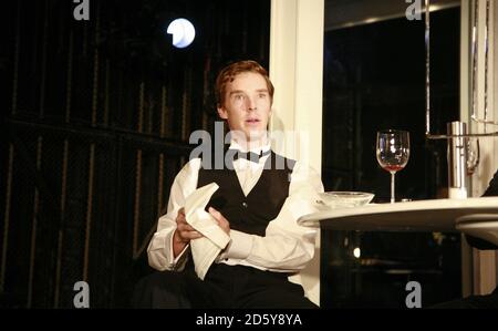 Benedict Cumberbatch (Eisenring) in DEN BRANDSTIFTERN von Max frisch im Jerwood Theatre downstairs, Royal Court Theatre, London SW1 06/11/2007 in einer neuen Übersetzung von Alistair Beaton Design: Anthony ward Regie: Ramin Gray Stockfoto