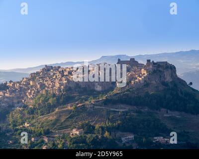 Italien, Sizilien, Provinz Enna, Blick von Enna zum Bergdorf Calascibetta Stockfoto