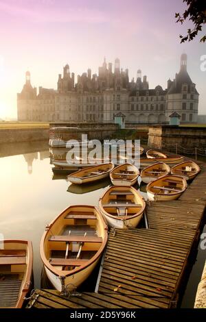 Frankreich, Chambord, Blick auf Chateau de Chambord mit Anlegeplatz im Vordergrund Stockfoto