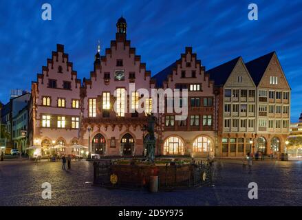 Deutschland, Hessen, Frankfurt, Romerberg mit Fountain of Justice in der Nacht Stockfoto