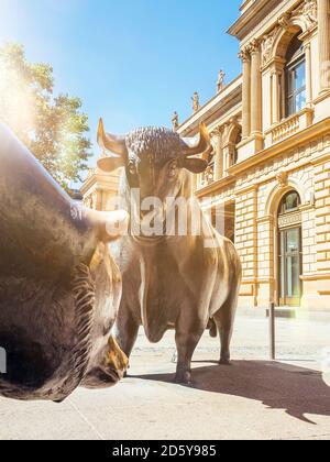 Deutschland, Frankfurt, Bulle und Bär Bronze Skulpturen an Börse Stockfoto