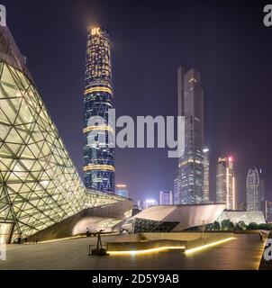 China, Guangzhou, Opernhaus bei Nacht Stockfoto