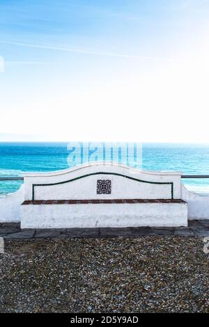 Spanien, Andalusien, Tarifa, Steinbank vorne an der Küste Stockfoto