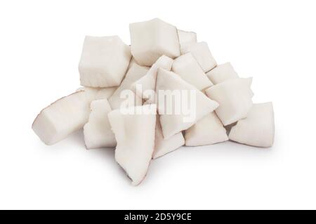 Studioaufnahme von kleinen Kokosnussstücken, gegen die es geschnitten wurde Ein weißer Hintergrund - John Gollop Stockfoto