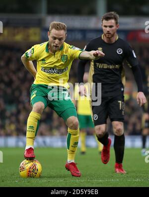 Alex Pritchard von Norwich City (links) in Aktion mit Ryan von Millwall Tunnicliffe Stockfoto