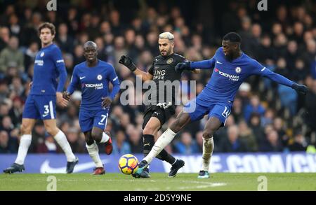 Leicester City's Riyad Mahrez (Mitte) und Chelsea's Tiemoue Bakayoko (rechts) Kampf um den Ball Stockfoto