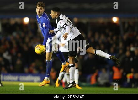 Sam Gallagher von Birmingham City (links) und Curtis Davies von Derby County Stockfoto