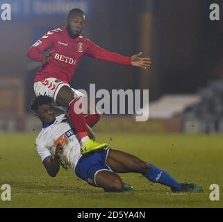 Charlton Athletic's Mark Marshall (links) geht für den falschen Ball Von Burys Greg Leigh Stockfoto