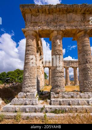 Italien, Sizilien, Calatafimi, Spalten der dorische Tempel von Segesta Stockfoto