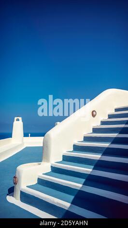 Griechenland, Kykladen, Santorini, Oia, typische Treppe und Terrasse vor der blauen Himmel Stockfoto