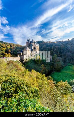 Deutschland, Wierschem, Blick auf Schloss Eltz im Herbst Stockfoto