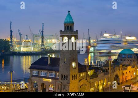 Deutschland, Hamburg, Clocktower Landungsbrücken und eingehende Kreuzfahrtschiff am Morgen Stockfoto