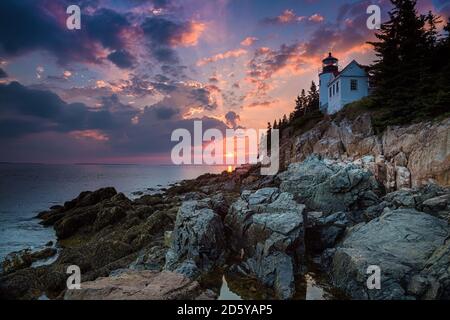 Bass Harbor Lighthouse ein Sonnenuntergang. Mount Desert Island, Maine, Vereinigte Staaten von Amerika Stockfoto