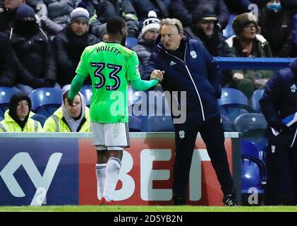 Das Junior Hoilett von Cardiff City feiert mit Manager Neil Warnock AS Er wird ersetzt Stockfoto