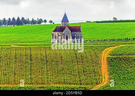 Préhy Dorf Kirche landwirtschaftliche Landschaft, Burgund, Frankreich. Stockfoto