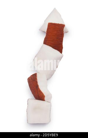 Studioaufnahme von kleinen Kokosnussstücken, gegen die es geschnitten wurde Ein weißer Hintergrund - John Gollop Stockfoto