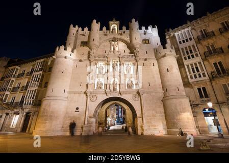 Spanien, Burgos, Arco de Santa Maria bei Nacht Stockfoto