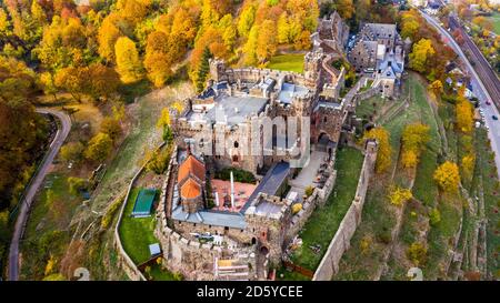 Deutschland, Rheinland-Pfalz, Trechtingshausen, Blick auf die Burg Reichenstein im Herbst Stockfoto