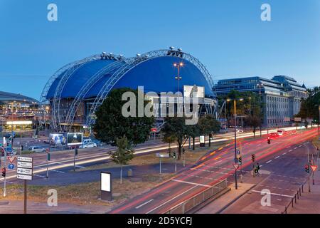 Deutschland, Köln, Musical Dome bei Dämmerung Stockfoto